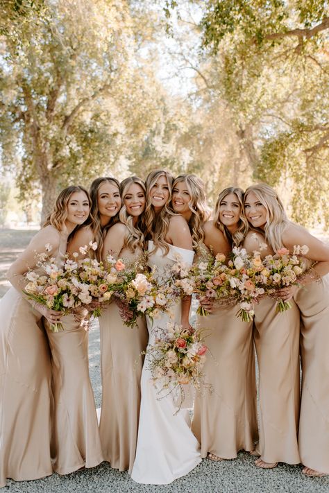 Fall Wedding Ideas October Bridesmaid Dresses, Wedding Color Schemes With Navy Suits, Dreamy Spring Wedding, Spring Wedding Vibes, Champagne Summer Wedding, Garden Wedding Colors, Wedding Bouquets Spring, Spring Wedding Aesthetic, Colors For Weddings