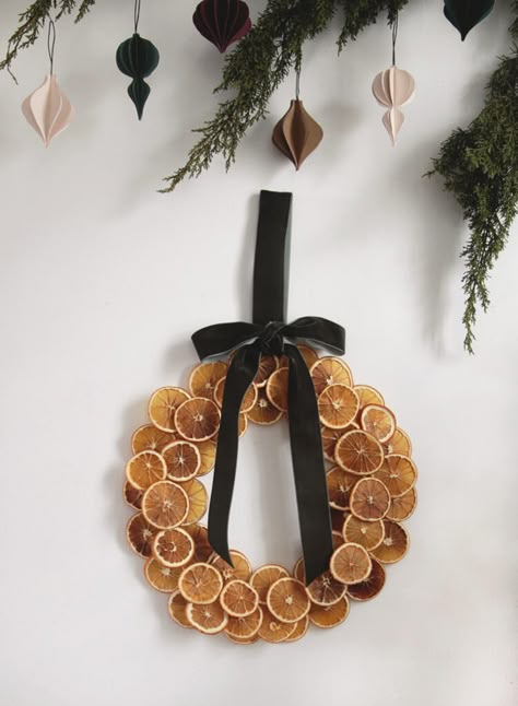 A dried orange wreath is so easy to make. It's a beautiful, natural wreath to add to your Christmas decor! Dried Oranges Wreath, Dry Orange Wreath, Orange Xmas Decorations, Diy Dried Orange Wreath, Christmas Wreath With Dried Oranges, Dried Orange Christmas Wreath, Dried Orange Wreath Diy, Dried Orange Wreath, Ornament Wreath Diy