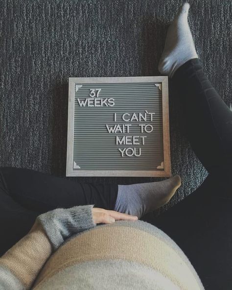 Pregnancy Letter Board, Pregnant Belly Photography, Family Pregnancy Photoshoot, Creative Pregnancy Photos, Creative Pregnancy Announcement, Maternity Photography Poses Couple, Maternity Photoshoot Outfits, Photo Letters, Baby Letters