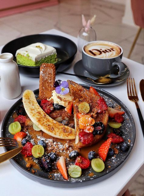 Healthy Cafe Menu Ideas, Brunch Plating Ideas, Brunch Food Restaurant, Plating Breakfast Presentation, Cafe Menu Ideas Food, Breakfast Restaurant Design, Brunch Plating, Breakfast Cafe Aesthetic, Brunch Restaurant Design