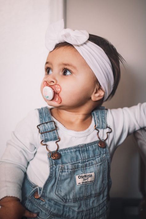 Baby Overalls Photoshoot, Baby Overall Outfit, Baby Overalls Outfit, Girl Overalls Outfit, Baby In Overalls, Baby Girl Outfit Ideas, Jean Overall Outfits, Girls Jeans Outfit