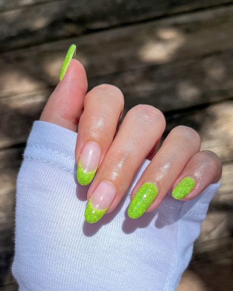 💚brat(z) summer💚 Ngl, when I first heard of this trend, I thought it had to do with Bratz dolls 😂👵🏻 love a bright, juicy lime green with reflective sparkles by the poolside 🌊🍏 Products: Summer Monday-Fridays by @opi_professionals Neon On/Off 1362 by @icegel_global #bratstyle #bratsummer #greennails #neonnails #glitternails #koreannails light green sparkly glitter flash on Korean gel nails Glitter Green Nails, Brat Nails, Korean Gel Nails, Nails Neon, Korean Nails, Brat Style, Neon Nails, Make Up Inspo, Bratz Doll