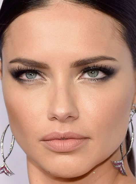 Close-up of Adriana Lima at the 2016 amfAR New York Gala. http://beautyeditor.ca/2016/02/23/amfar-new-york-gala-2016 Adriana Lima Hair, Makeup Hooded Eyes, Maybelline Cosmetics, Adriana Lima Style, 20 Makeup, Hooded Eye Makeup, Hooded Eyes, Celebrity Beauty, Celebrity Makeup