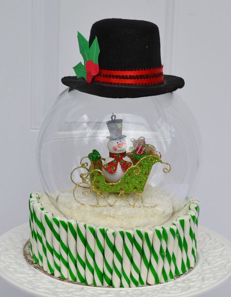 How to Make a Snow Globe Cake, purchased or home made coconut cake, peppermint sticks and glass bubble bowl make this Christmas cake easy to make and take. Snow Globe Cake Pops, Cupcake Snow Globe, Isomalt Snow Globe, Cake Stand Snow Globe, Globe Cake, Santa Snow Globe, Christmas Cakes Easy, Christmas Food Treats, Cake Walk