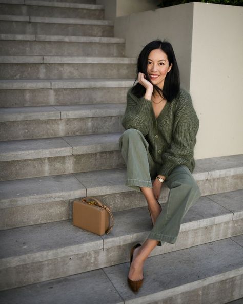 Green Pants Outfit, Casual Attire For Women, Brown Bag, Fashion Weeks, Green Pants, Mode Inspo, 가을 패션, Mode Inspiration, Work Fashion