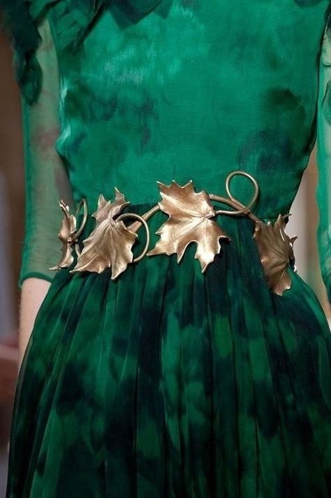 grape leaves accessory Detail Couture, Giambattista Valli Couture, Giambattista Valli Haute Couture, Elie Saab Couture, Emerald Green Dresses, Dior Haute Couture, Couture Mode, Giambattista Valli, Green Aesthetic