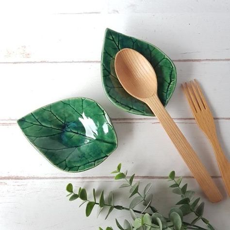 Pottery Utensil Holder, Spoon Rest Pottery, Itsekovettuva Savi, Pottery Spoon Rest, Ceramic Leaf, Pottery Handbuilding, Diy Ceramic, Keramik Design, Hand Built Pottery