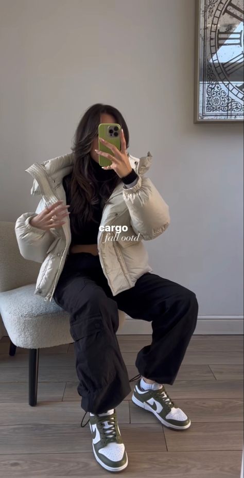 Dunk Style Woman, Olive Aura Dunks Outfit, Women Low Dunk Outfit, Nike Dunk Winter Outfit, Black Nike Dunks High Outfit, Olive Dunks Outfit Women, Styling Dunks For Women, Olive Green Nike Dunks Outfit, Khaki Dunks Outfit