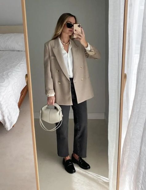 Upgrade your style with these classy & business casual blazer outfits from women! From oversized to office-ready, discover versatile looks that will keep you on-trend and confident. Beige Blazer Outfits Women, Cute Blazer Outfits, Beige Blazer Outfit, Chic Blazer Outfit, Blazer Outfits Women, Outfit Minimalista, Work Outfits Frauen, Winter Mode Outfits, Classy Fall Outfits