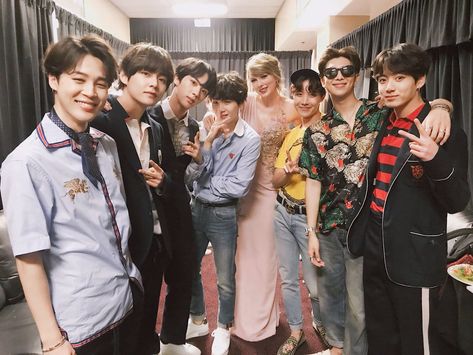 Taylor Swift with BTS 💕 My boys are so good! Ken Jeong, Taylor Swift Fotos, Bts Billboard, Logan Paul, Chainsmokers, Bts Group Photos, Billboard Music, Billboard Music Awards, Bulletproof Boy Scouts