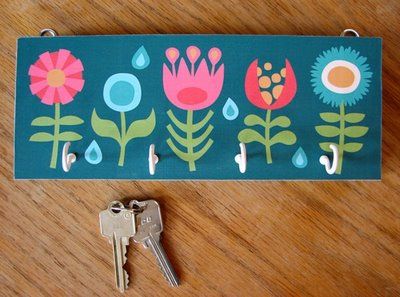 key holder tutorial Key Rack Diy, Diy Key Holder, Key Holder Diy, Paint Keys, Diy Key, Creative Car, Car Key Holder, Old Keys, Key Rack