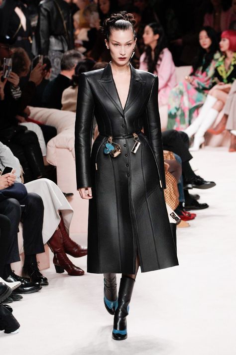 Bella Hadid, Fendi Fall 2020 Fendi Aesthetic, Trent Coat, Dramatic Fashion, Fendi Fashion, Prada Fashion, 2020 Fashion Trends, Looks Black, Fashion 2020, Mode Vintage