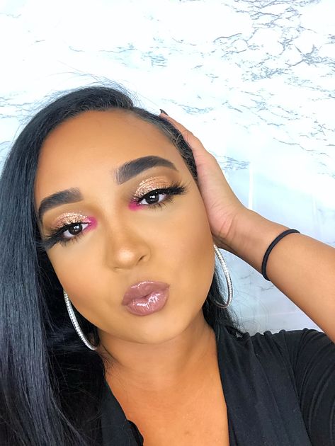 Perfect Kylie Jenner inspired makeup with neon pink inner corner and simple gold and brown cut crease Pink Inner Corner Makeup, Eyeshadow Inner Corner, Inner Corner Makeup, Kylie Jenner Pink, Brown Cut Crease, Pink Eye Shadow, Cut Crease Eyeshadow, Cute Eyeshadow Looks, Eyeshadow For Blue Eyes