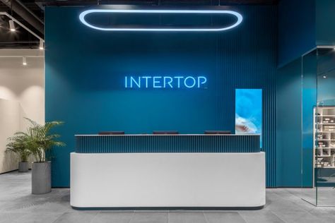 White Reception Counter, Display Retail, Modern Reception Desk, Reception Desk Office, Reception Desk Design, Retail Store Display, Blue Desk, Hospital Interior, Blue Office