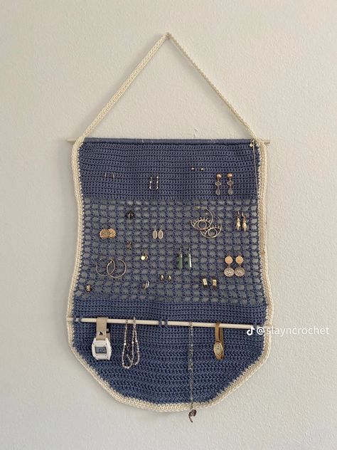 Crochet Jewelry Holder, Tiktok Jewelry, Crochet Organizer, Mode Crochet, Crochet Wall Hangings, Crochet Business, Crochet Decoration, Crochet Fashion Patterns, Fun Crochet Projects