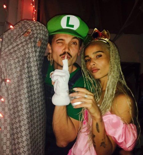 Stylish, Easy Celebrity Halloween Costume Ideas - Zoe Kravitz as Princess Peach Luigi Halloween Costume, Karl Glusman, Stylish Halloween Costumes, Epic Halloween Costumes, Zoe Isabella Kravitz, Gucci Ghost, Best Celebrity Halloween Costumes, Halloween Costumes 2016, Costume For Men