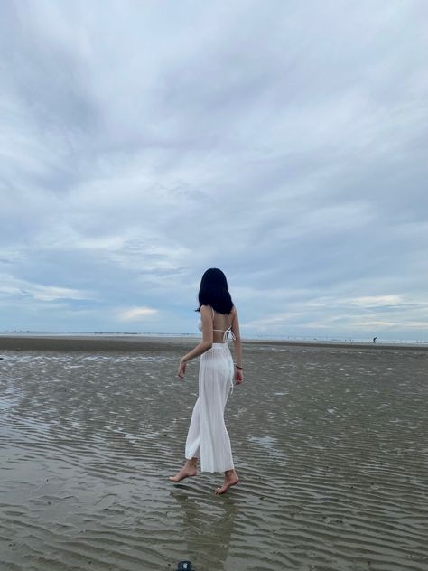 Poser Pic, Violet Wallpapers, Casual Beach Outfit, Fake Photo Short Hair, Self Pictures, Ocean Girl, Anime Black Hair, Athleisure Trend, Beach Fits