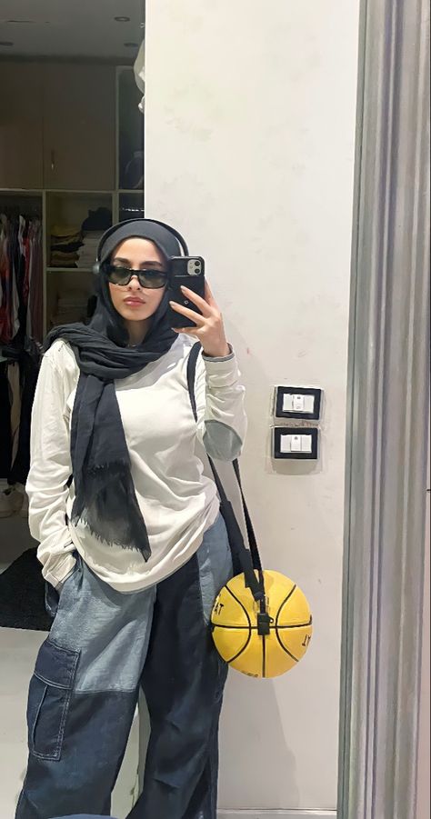 #hijaboutfit #hijab #hijabaesthetic #basketball Hijab Basketball Outfit, Egypt Outfits, Hijab Aesthetic, Basketball Clothes, Fashion Top Outfits, Muslim Outfits, Basketball Girls, Basketball Pictures, Modest Wear