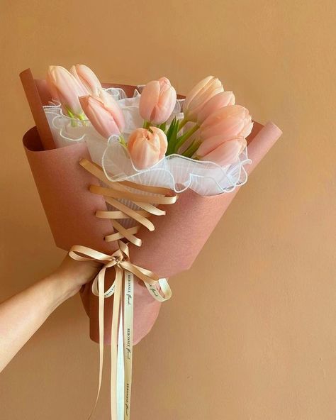 Ribbon Flowers Bouquet, Wrap Flowers, Flower Shop Design, Diy Bouquet Wrap, Bouquet Wrapping, Luxury Flower Bouquets, Money Bouquet, Flower Box Gift, Flower Bouquet Diy