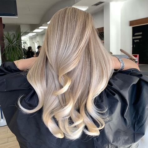 Shared by L☽ U♆N☽A. Find images and videos on We Heart It - the app to get lost in what you love. Sand Blonde Hair, Sand Blonde, Hair Stail, Perfect Blonde Hair, Hair Blond, Long Hair Color, Blonde Hair Inspiration, Blonde Hair With Highlights, Purple Shampoo