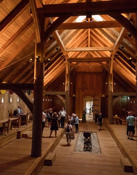 Denmark's Largest Viking King's Hall - Visit Lejre Land of Legends Modern Viking House, Viking House Design, Viking House Interiors, Viking Feast Hall, Vikings House, Viking Castle, Viking Mead Hall, Denmark Viking, Modern Viking Longhouse