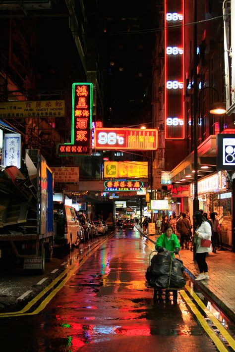 Hongkong Street Photography, Hong Kong Fashion Street, Hong Kong Nightlife, Hong Kong Travel Tips, Red Flower Wallpaper, Iconic Portraits, Hong Kong Night, Shanghai Night, China Street