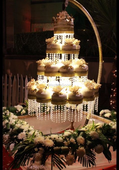 Chandelier Wedding Cake, Wedding Cake With Cupcakes, Wedding Cake Theme, Fountain Wedding Cakes, Cake With Cupcakes, Chandelier Cake Stand, Modern Birthday Cakes, Chandelier Cake, Custom Jewelry Ideas