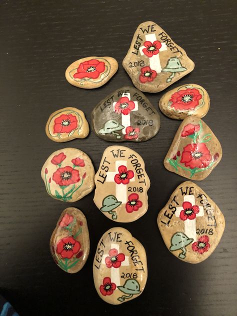 Remembrance Day Painted Rocks, Anzac Craft, Christmas Pebble, Remembrance Day Art, Christmas Pebble Art, Remembrance Day Poppy, Remembrance Poppy, Elementary School Art, Painted Rocks Kids