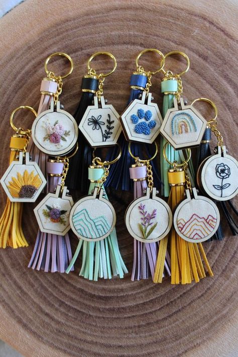 Hand Embroidered Keychain with Leather Tassel Mini Hoop Embroidery Patterns, Useful Embroidery Gifts, Mini Hoops Embroidery, Embroidery Purse Diy, Mini Embroidery Hoop Keychain, Gift Embroidery Ideas, Embroidery Keychain Ideas, Mini Embroidery Ideas, Mini Embroidery Designs