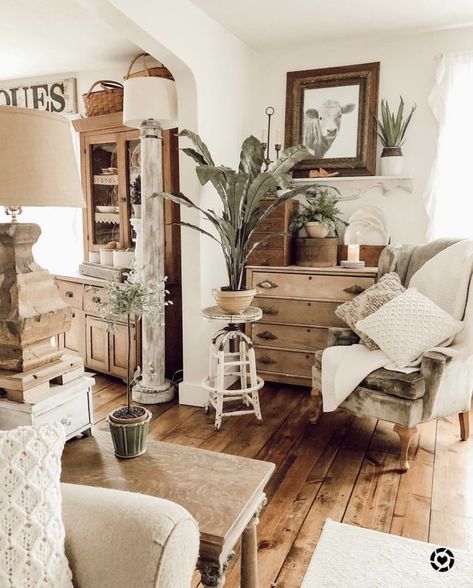 Cool distressed neutral decor. Villa Furniture, Smart Tiles, Country Cottage Decor, Country Living Room, Style Deco, Country Style Homes, Country House Decor, Country Farmhouse Decor, Country Home Decor