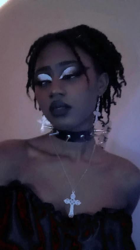 Black And White Rave Makeup, Black Emo Baddie, Poc Goth Aesthetic, Afro Goth Hairstyles, Goth Aesthetic Black Women, Black Alt Girl Make Up, Trad Goth Black Women, Latino Goth, Black Goth Women