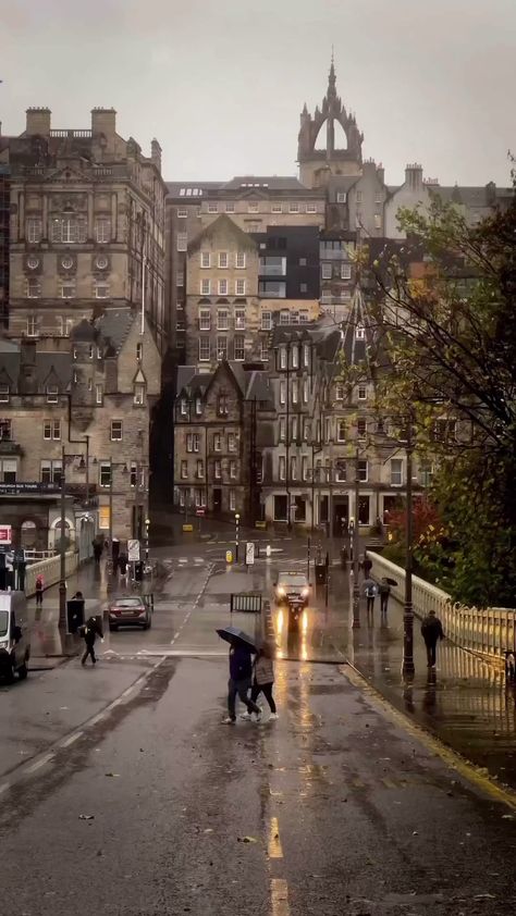 Architecture & Tradition on X: "Who else loves Edinburgh in the rain? 🎥: @pandeyrr_ https://t.co/3lIchMmPQU" / X Nails 2022 Autumn, Harry Potter Autumn, Nails Inspiration Autumn, Autumn Rainy Day, Autumn Video, Castles In Scotland, Move Abroad, Dark Academia Aesthetic, Edinburgh Scotland