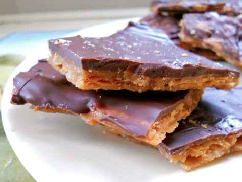 I found this recipe on one of the forums on Canadianparents.com Homemade Skor Bar Soda cracker or Breton, or Melba toast, or crack wheat crackers (any type of cracker with no flavor to it - ... Skor Bars, Tastee Recipe, Melba Toast, Wheat Crackers, Homemade Candies, Sweets Treats, Holiday Baking, Candy Recipes, Sweet Snacks