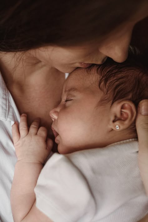 Ensaio de acompanhamento de bebe de um mês na casa da familia em Blumenau, Santa Catarina New Borned Baby, Newborn Family Pictures, Foto Newborn, Foto Baby, Newborn Shoot, Newborn Lifestyle, New Born Baby, Newborn Baby Photography, Newborn Family