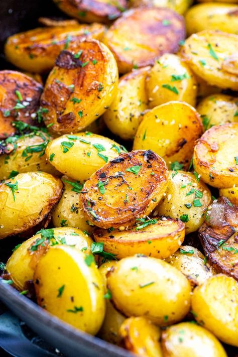 Easy skillet potatoes seasoned with herbs and garlic for a delicious one-pan side dish. Creamy Yukon Gold potatoes are used for better texture and flavor. #skilletpotatoes #sidedish #potatoes Idaho Gold Potato Recipe, Yukon Potato Recipes, Gold Potato Recipes, Yukon Potatoes, Skillet Potatoes, Gold Potatoes, Easy Skillet, Garlic Potatoes, Potato Recipes Side Dishes