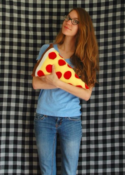 Crafts to Make and Sell - Sew Your Own Pizza Pillow - Cool and Cheap Craft Projects and DIY Ideas for Teens and Adults to Make and Sell - Fun, Cool and Creative Ways for Teenagers to Make Money Selling Stuff to Make http://diyprojectsforteens.com/crafts-to-make-and-sell-for-teens Pizza Pillow, Crafts For Teens To Make, Diy Projects To Sell, Cheap Crafts, Sell Diy, Crafts To Make And Sell, Diy Projects For Teens, Diy Pillows, Cool Diy Projects