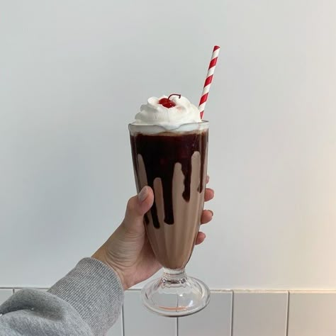 Confort Food, Coffee Chocolate, Lara Jean, Chocolate Milkshake, Tasty Baking, Korean Clothing, Chocolate Drinks, Brown Aesthetic, Chocolate Coffee