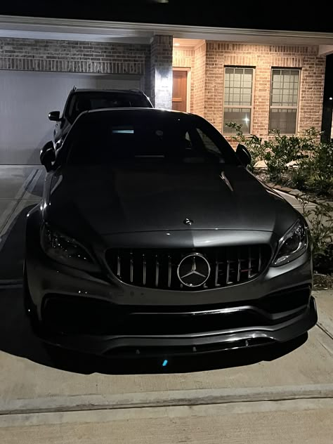 Blacked Out Mercedes, Black Luxury Cars, Black Benz, Snap Fake, Black Mercedes Benz, I Love Money, Mercedes Wallpaper, Black Cars, Cars Ideas