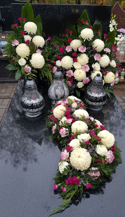 Budget Friendly Wedding Centerpieces, Dekoratívne Vence, Small Garden Landscape, Landscaping Ideas On A Budget, Landscaping Design Ideas, Grave Flowers, Large Flower Arrangements, Landscaping Front Yard, Flower Room