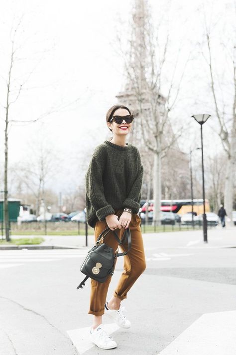 Street Style Parisian, Street Style Trends, Brown Pants, Paris Street Style, Mode Inspo, Moda Vintage, 가을 패션, Inspiration Mode, Mode Inspiration