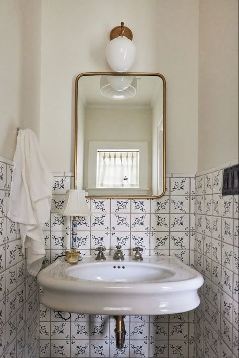 Casa Vintage, Decor Studio, Powder Rooms, Bathroom Inspo, Dream Apartment, Humble Abode, Home Aesthetic, Casas De Ensueño, Interior Inspo