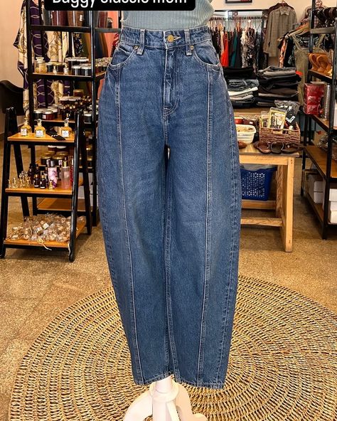 Parallel seem Classic carrot shaped mom jeans✨ Brand:Lee x H&M Size:uk8(waist 26 length 40nhalf) Price:13000 H&m Jeans, Jeans Brands, Mom Jeans, H&m