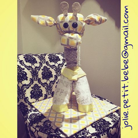 Giraffe diaper cake Ideas For Baby Shower Boy, Baby Shower Boy Theme, Giraffe Diaper Cake, Baby Shower Quotes, Cake Displays, Baby Shower Decorations Neutral, Ideas For Baby Shower, Diy Diaper Cake, Baby Shower Pictures