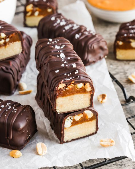 Healthier Copycat Snickers Bars - Colorful Superfoodie Snickers Bars Recipe, Snickers Recipe, Almond Joy Bars, Homemade Candy Bars, Raw Almond Butter, Healthy Candy, Homemade Snickers, Snickers Bar, Treat Recipes