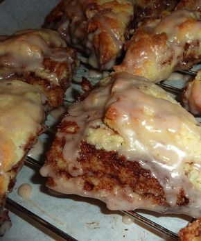 Baking Scones, Cinnamon Scones, Scones Recipe Easy, Pane Dolce, Breakfast Sweets, Breakfast Pastries, Scone Recipe, Breakfast Brunch Recipes, Breakfast Breads