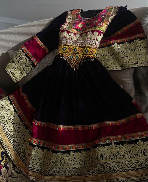 Black Afghan Dress, Pashtun Dress, Black Afghan, Afghan Culture, Afghani Clothes, Desi Dress, Afghan Dress, Velvet Dress Designs, Eid Outfits