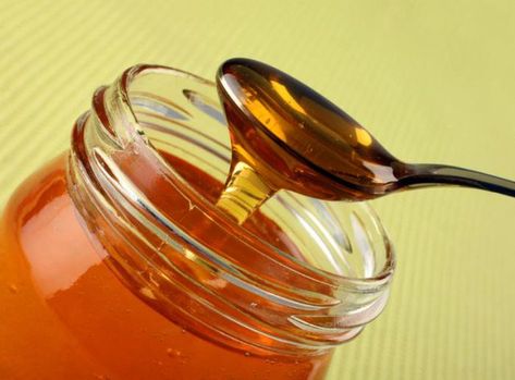 Why not eat honey with a metal spoon? Learn the truth of the experts Honey Health Benefits, Cough Medicine, Honey Benefits, Mango Sorbet, Grilled Fruit, Baking With Honey, Food Poisoning, Honey Glaze, Natural Cough Remedies