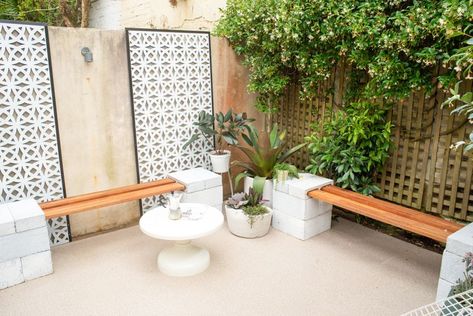 5 Temporary Ways To Transform Your Rental Courtyard Apartment Backyard, Outdoor Hacks, Cinder Block Walls, Courtyard Ideas, Easy Diy Hacks, Outdoor Screens, Small Courtyards, Diy Fence, House Deck