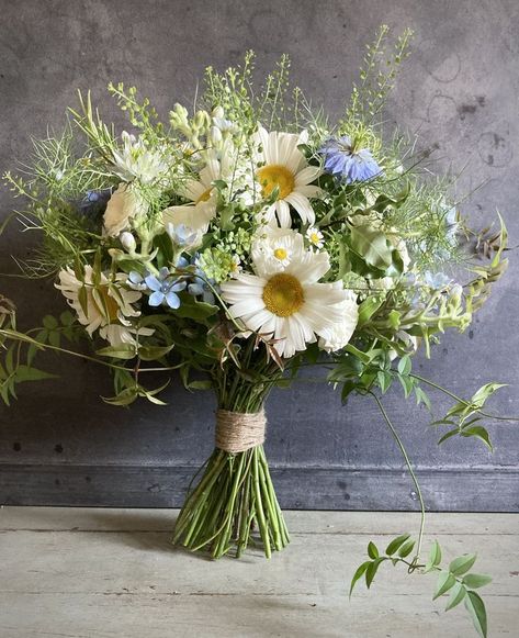 Wedding Flowers Greenery And White, French Style Bouquet, English Country Wedding Flowers, Country Garden Wedding Flowers, Cavalier Wedding, Cottage Bouquet, Natural Wedding Flowers, Wildflower Bridal Bouquets, Small Wedding Bouquets