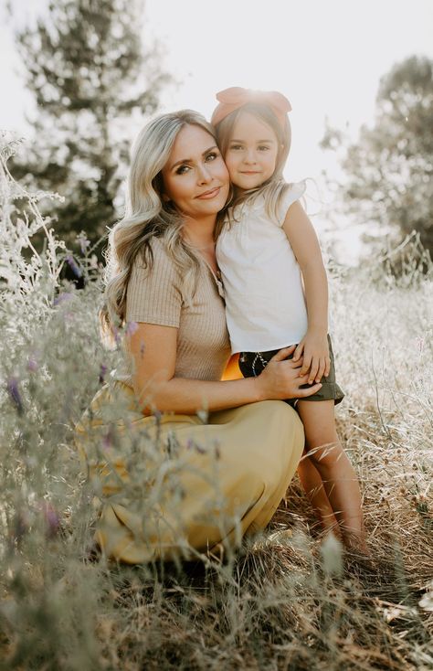 Family On Bridge Photography, Family Golden Hour Photos, Golden Hour Family Photos, Bridge Photoshoot, Sunset Photoshoot Ideas, Autumn Family Photography, Sunset Photoshoot, Family Portrait Poses, Golden Hour Photos